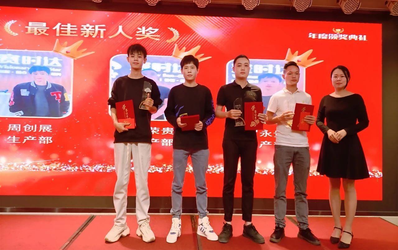 吳曉結(jié)為最佳新人頒獎.jpg