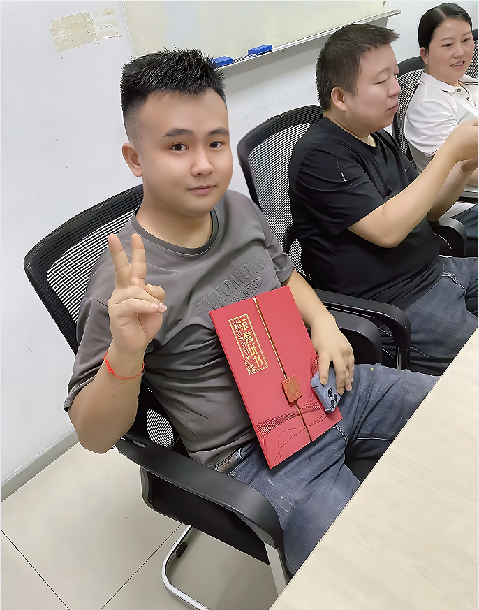 員工領(lǐng)了榮譽證書.jpg