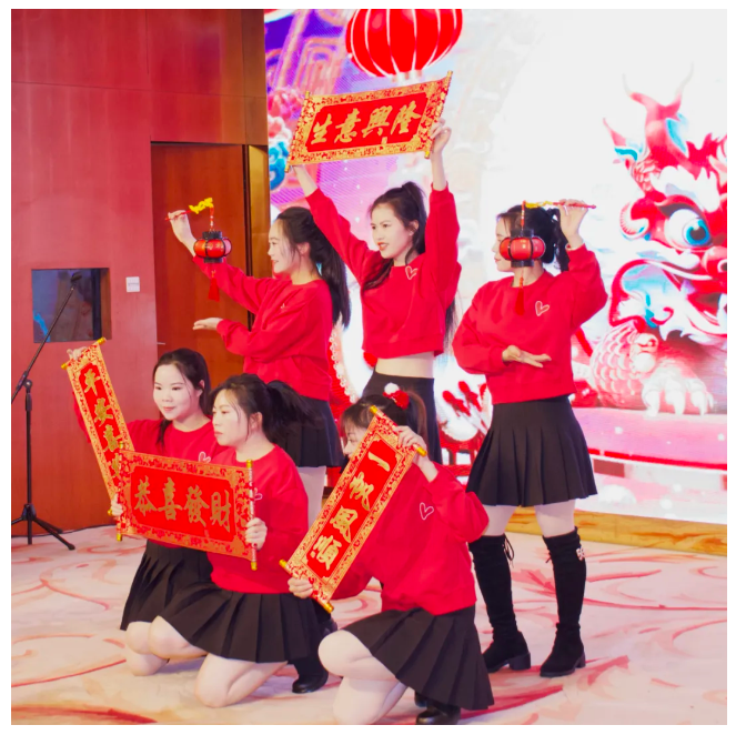 節(jié)目恭喜發(fā)財(cái)合影.jpg