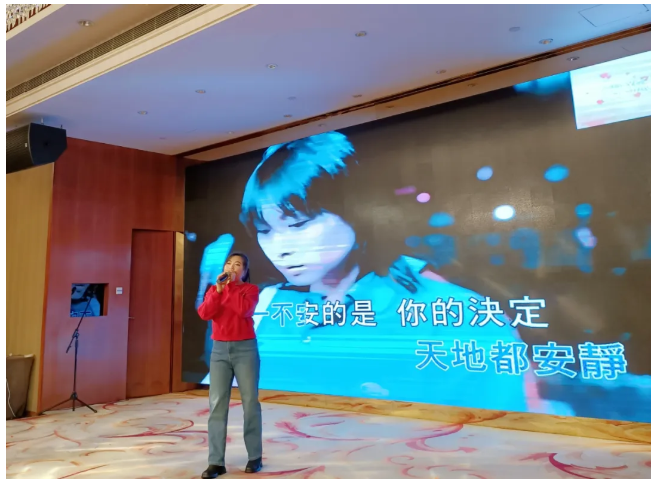 年會(huì)上歌唱表演者.jpg